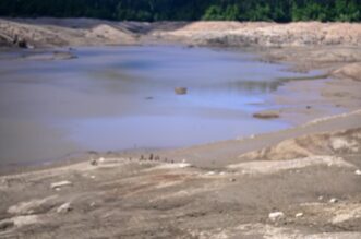 Nakon 22 godine isušeno Lokvarsko jezero, dno skriva ostatke potopljenog naselja