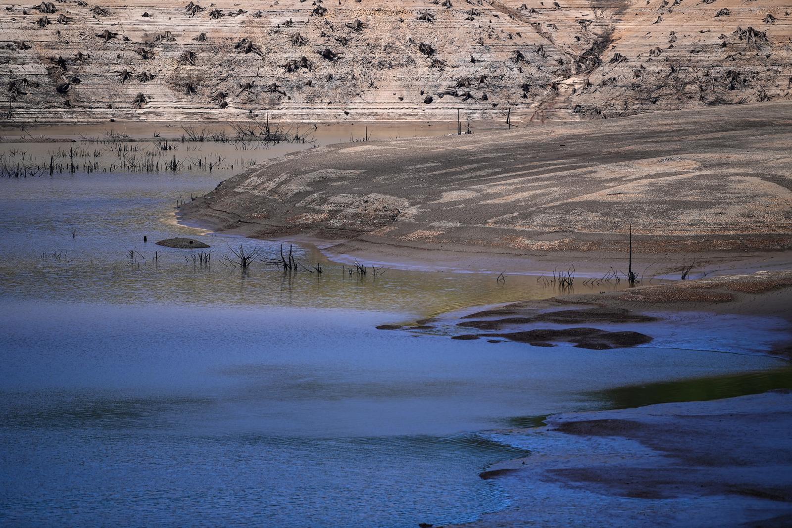 Nakon 22 godine isušeno Lokvarsko jezero, dno skriva ostatke potopljenog naselja Nakon 22 godine isušeno Lokvarsko jezero, dno skriva ostatke potopljenog naselja