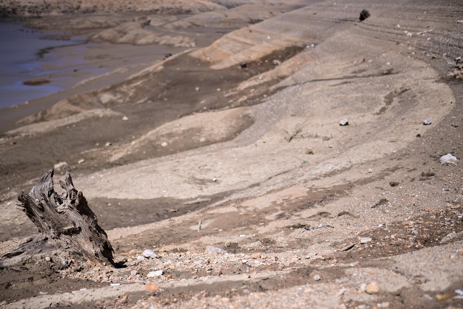 Nakon 22 godine isušeno Lokvarsko jezero, dno skriva ostatke potopljenog naselja Nakon 22 godine isušeno Lokvarsko jezero, dno skriva ostatke potopljenog naselja