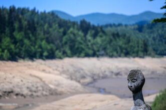 Nakon 22 godine isušeno Lokvarsko jezero, dno skriva ostatke potopljenog naselja