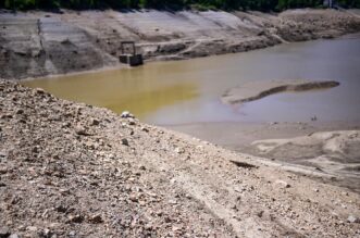 Nakon 22 godine isušeno Lokvarsko jezero, dno skriva ostatke potopljenog naselja