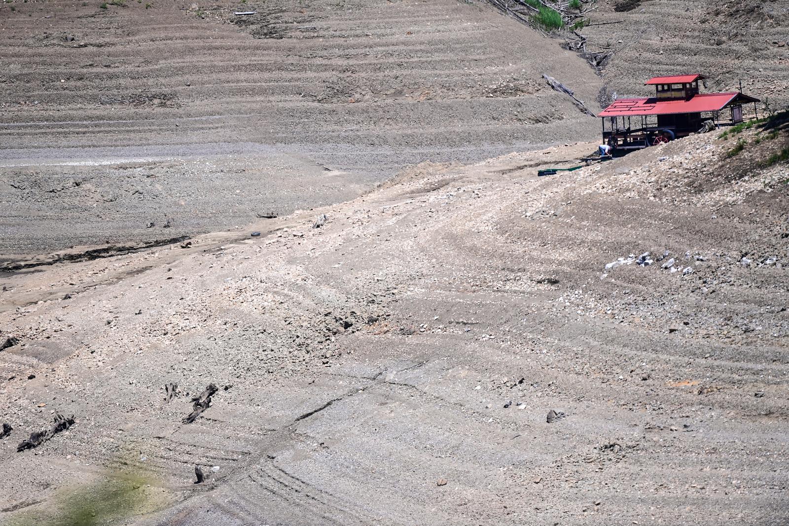 Nakon 22 godine isušeno Lokvarsko jezero, dno skriva ostatke potopljenog naselja Nakon 22 godine isušeno Lokvarsko jezero, dno skriva ostatke potopljenog naselja