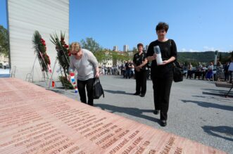 Rijeka: Polaganje vijenaca na Mostu branitelja uoči Dana državnosti