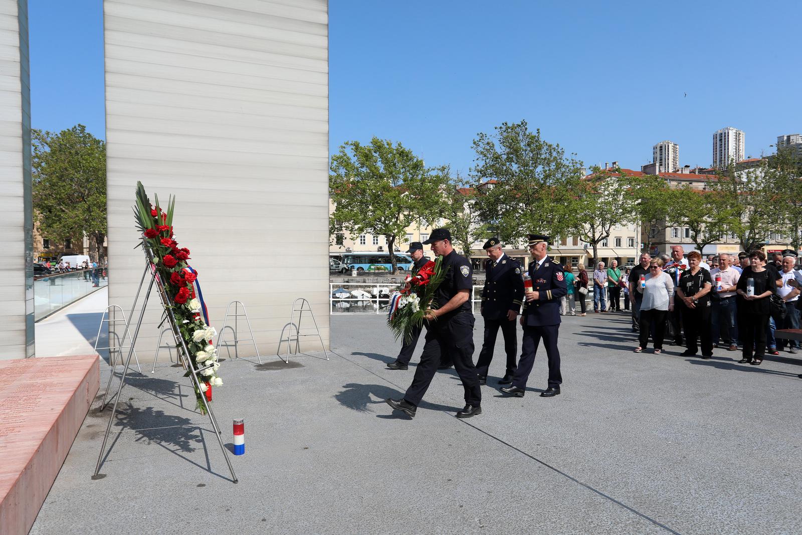 Rijeka: Polaganje vijenaca na Mostu branitelja uoči Dana državnosti