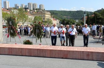 Rijeka: Polaganje vijenaca na Mostu branitelja uoči Dana državnosti