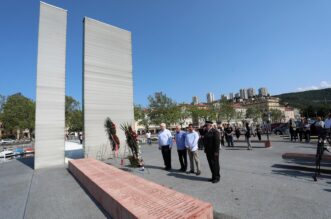 Rijeka: Polaganje vijenaca na Mostu branitelja uoči Dana državnosti