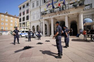 postani policajac policija korzo rijeka