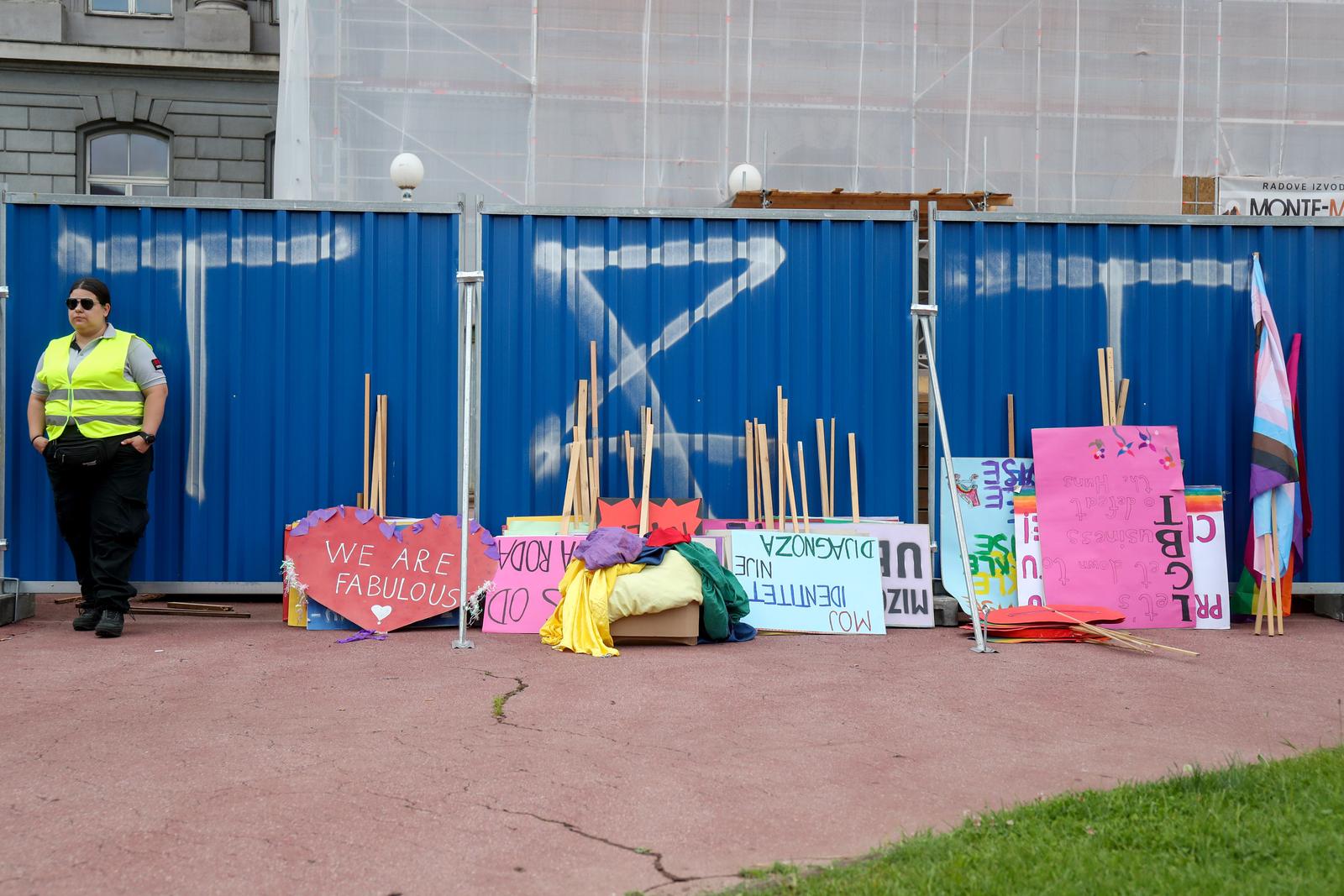 Zagreb: Okupljanje sudionika 22. Povorke ponosa na Rooseveltovom trgu Zagreb: Okupljanje sudionika 22. Povorke ponosa na Rooseveltovom trgu