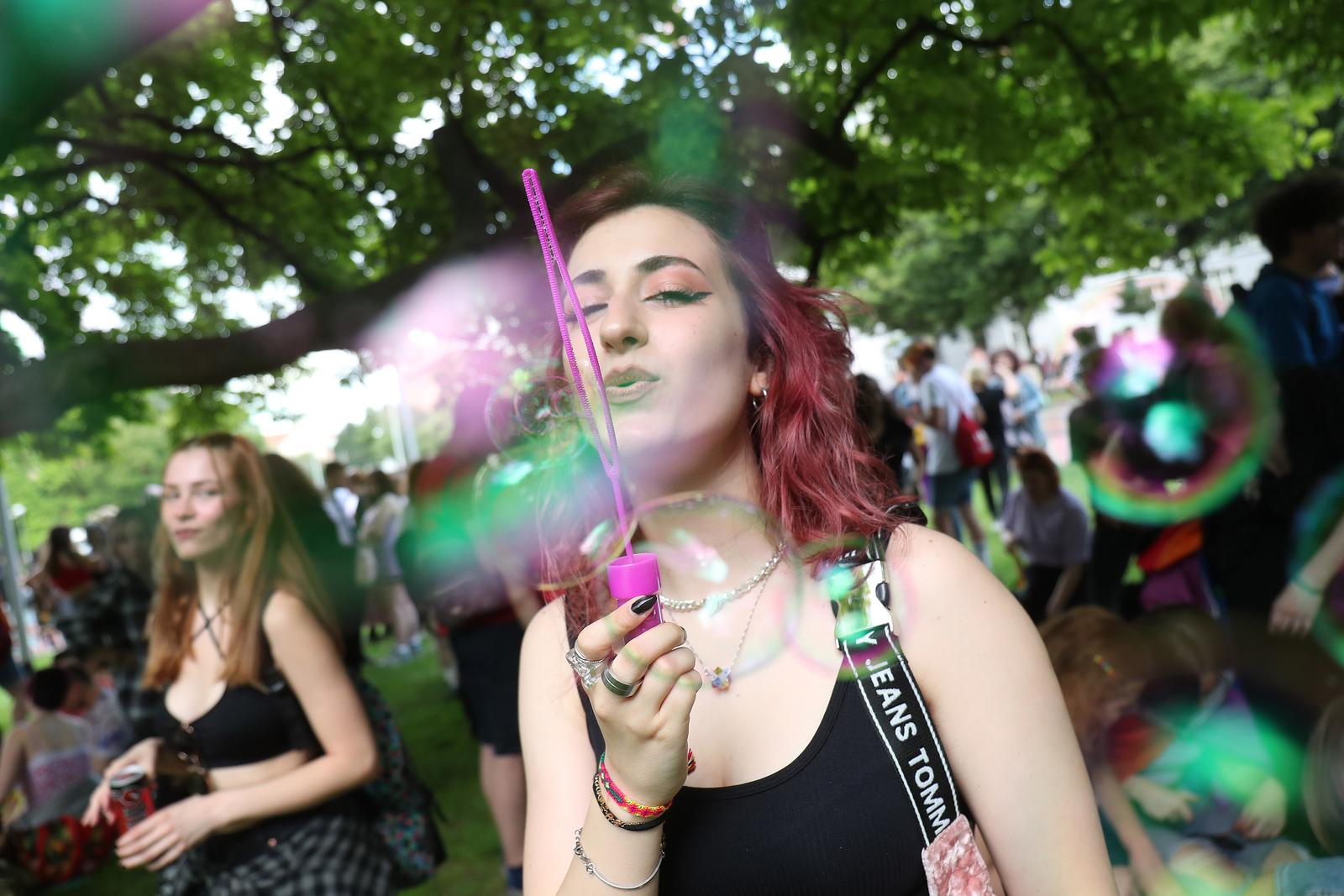 Zagreb: Okupljanje sudionika 22. Povorke ponosa na Rooseveltovom trgu Zagreb: Okupljanje sudionika 22. Povorke ponosa na Rooseveltovom trgu