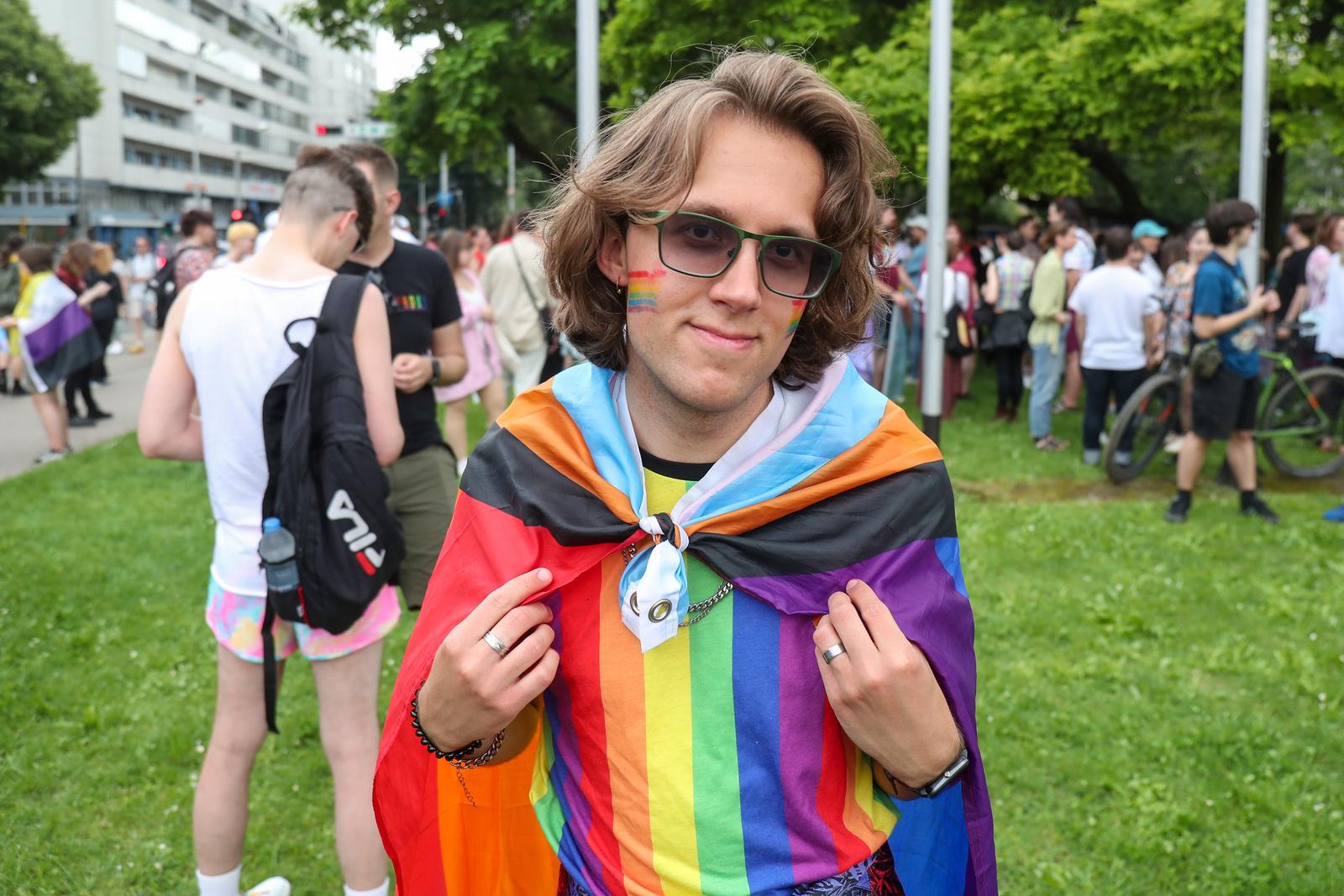 Zagreb: Okupljanje sudionika 22. Povorke ponosa na Rooseveltovom trgu Zagreb: Okupljanje sudionika 22. Povorke ponosa na Rooseveltovom trgu