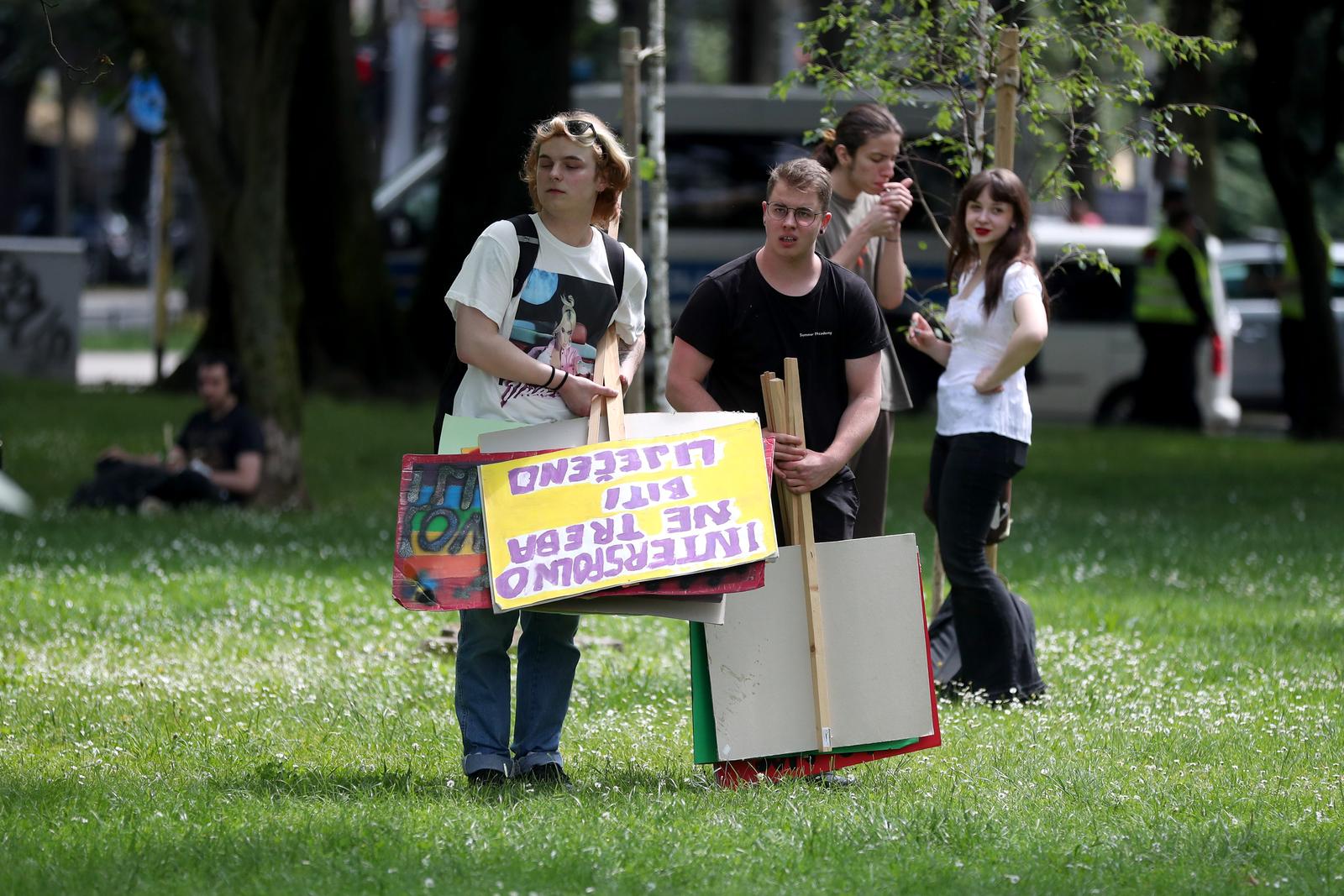 Zagreb: Okupljanje sudionika 22. Povorke ponosa na Rooseveltovom trgu Zagreb: Okupljanje sudionika 22. Povorke ponosa na Rooseveltovom trgu