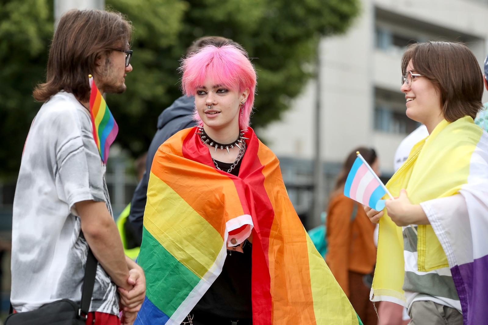 Zagreb: Okupljanje sudionika 22. Povorke ponosa na Rooseveltovom trgu Zagreb: Okupljanje sudionika 22. Povorke ponosa na Rooseveltovom trgu