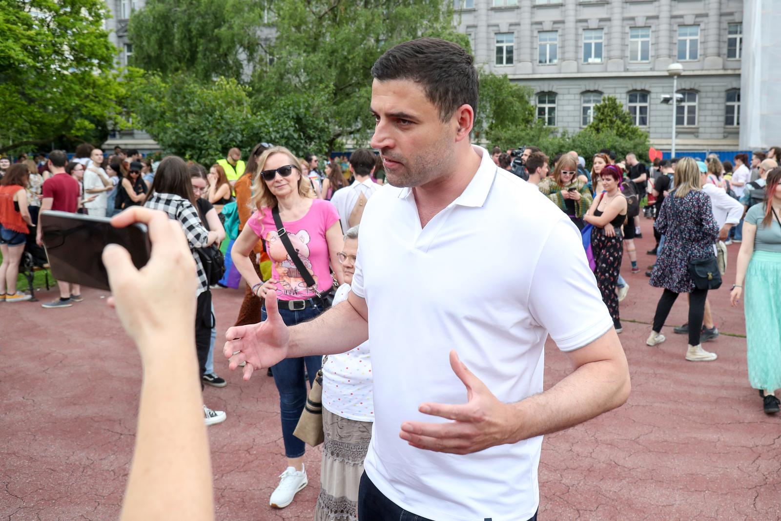 Zagreb: Okupljanje sudionika 22. Povorke ponosa na Rooseveltovom trgu Zagreb: Okupljanje sudionika 22. Povorke ponosa na Rooseveltovom trgu