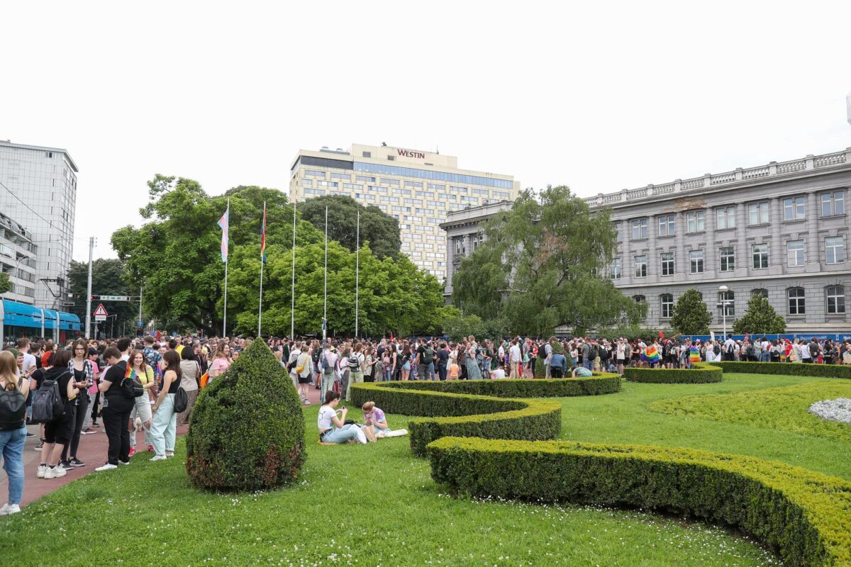 Zagreb: Okupljanje sudionika 22. Povorke ponosa na Rooseveltovom trgu