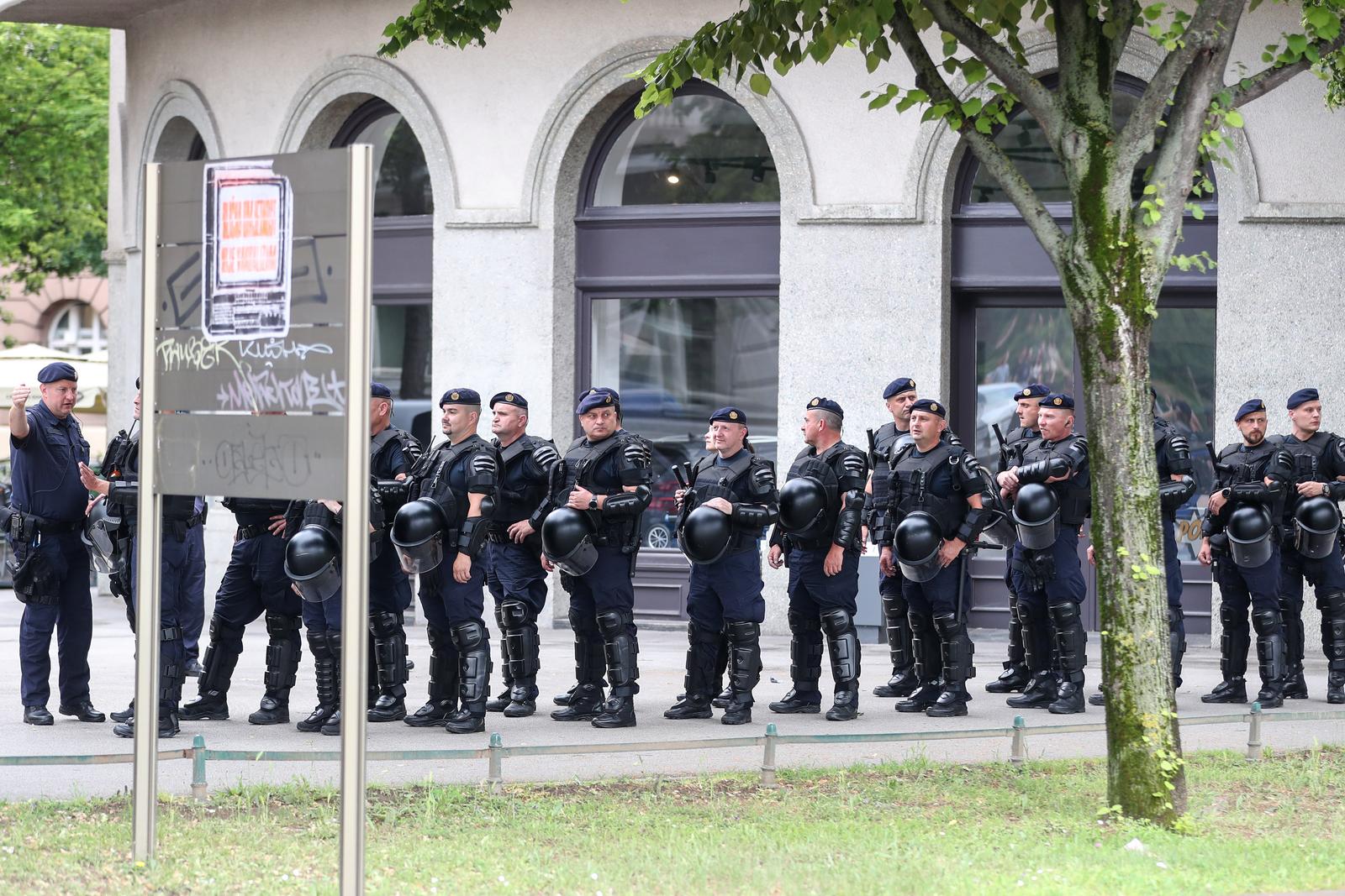 Zagreb: Okupljanje sudionika 22. Povorke ponosa na Rooseveltovom trgu Zagreb: Okupljanje sudionika 22. Povorke ponosa na Rooseveltovom trgu
