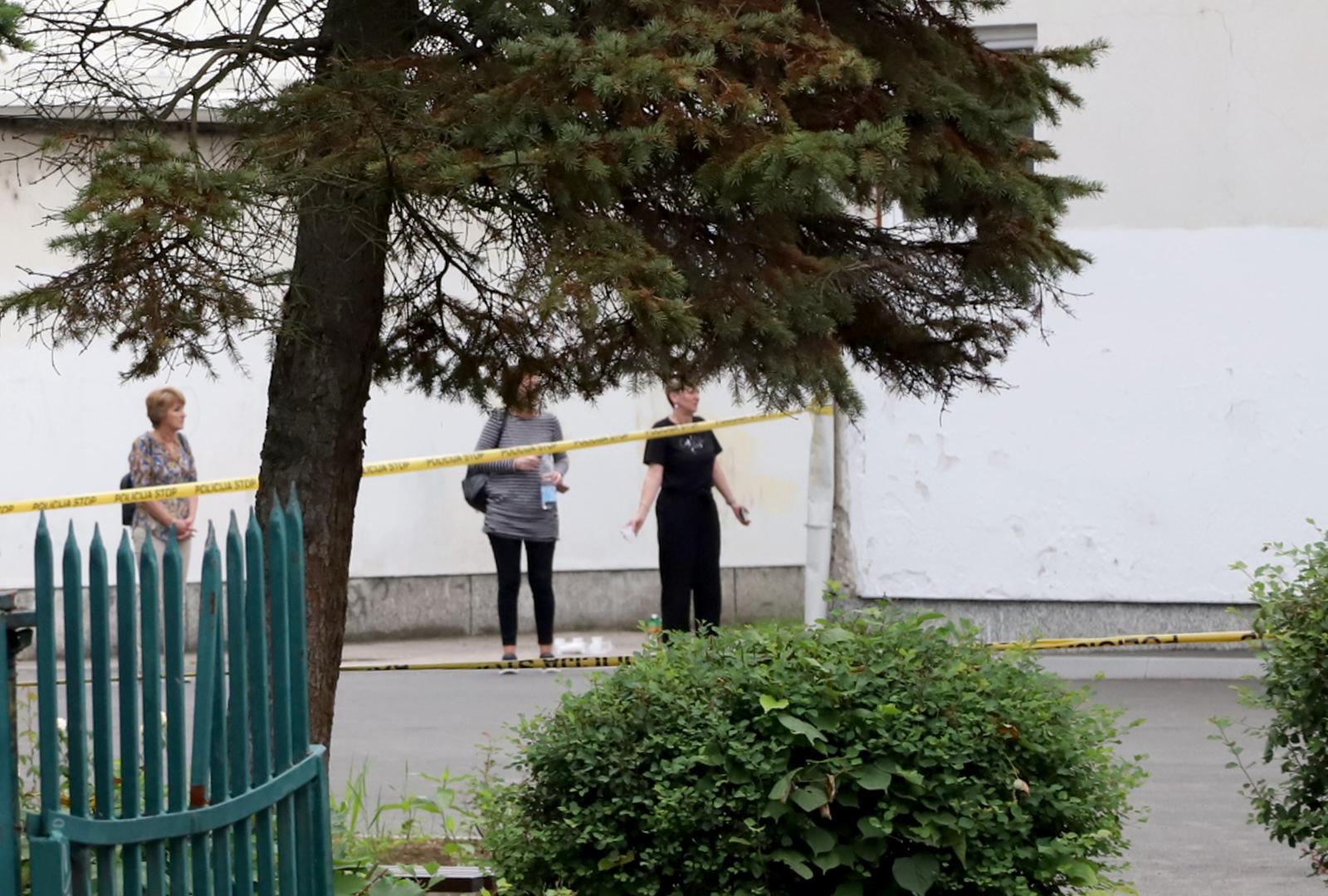 BiH: Učenik upucao nastavnika u školi kod Tuzle, uhićen je BiH: Učenik upucao nastavnika u školi kod Tuzle, uhićen je