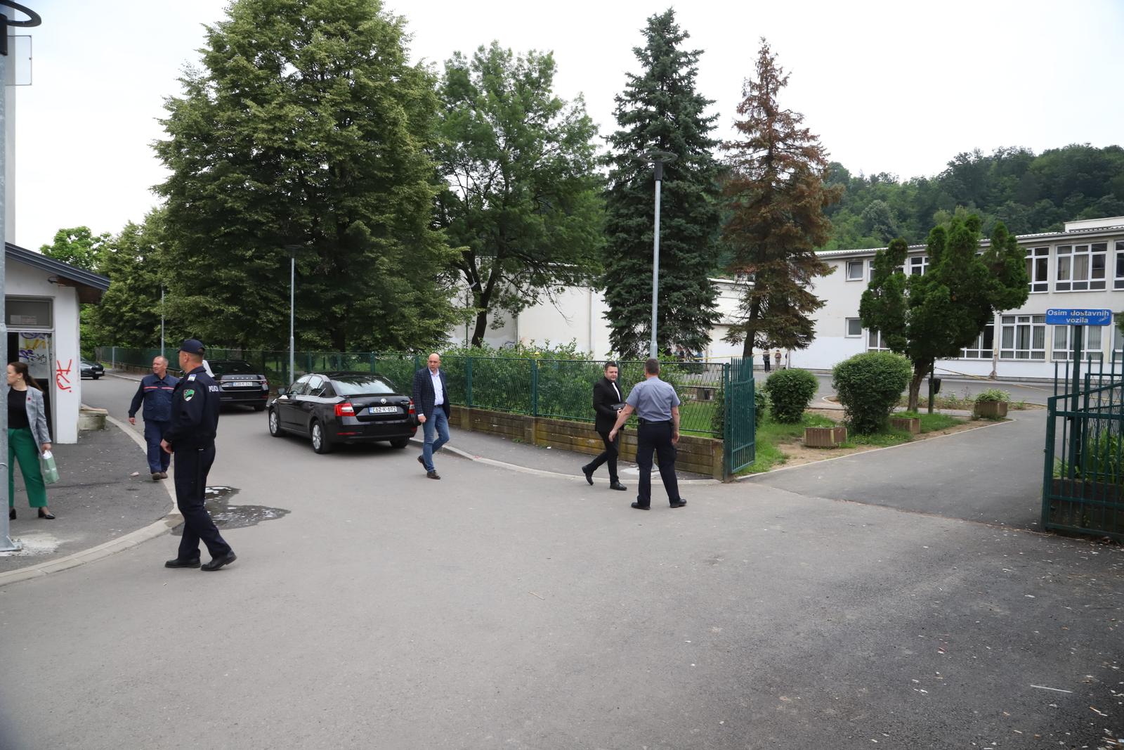 BiH: Učenik upucao nastavnika u školi kod Tuzle, uhićen je BiH: Učenik upucao nastavnika u školi kod Tuzle, uhićen je