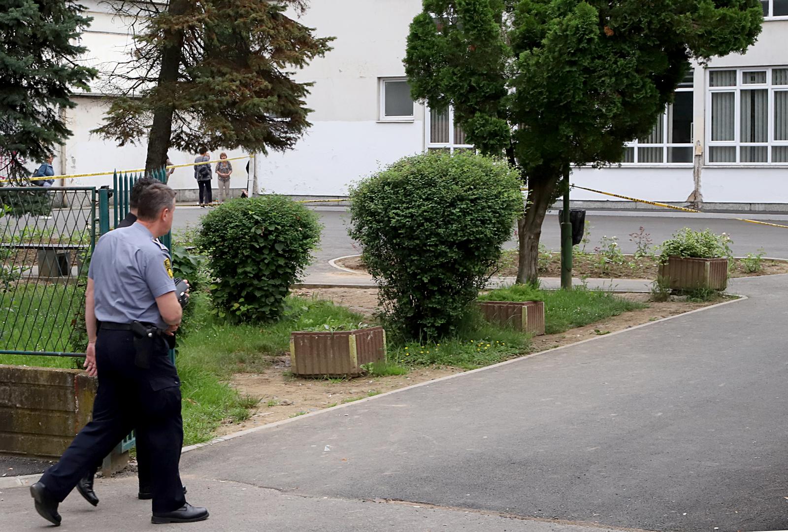 BiH: Učenik upucao nastavnika u školi kod Tuzle, uhićen je BiH: Učenik upucao nastavnika u školi kod Tuzle, uhićen je