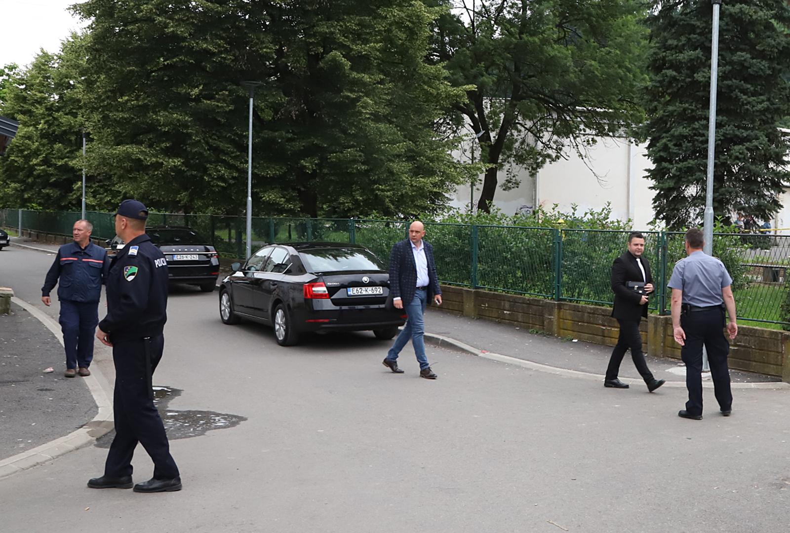 BiH: Učenik upucao nastavnika u školi kod Tuzle, uhićen je BiH: Učenik upucao nastavnika u školi kod Tuzle, uhićen je