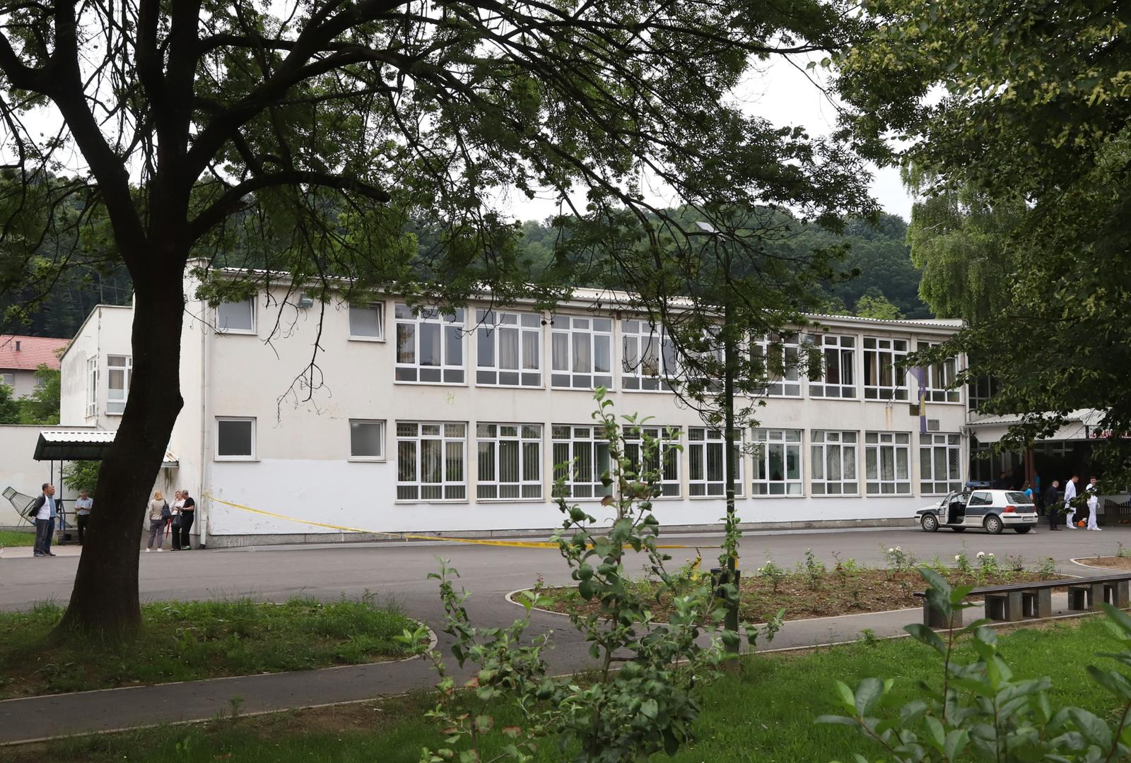 BiH: Učenik upucao nastavnika u školi kod Tuzle, uhićen je BiH: Učenik upucao nastavnika u školi kod Tuzle, uhićen je