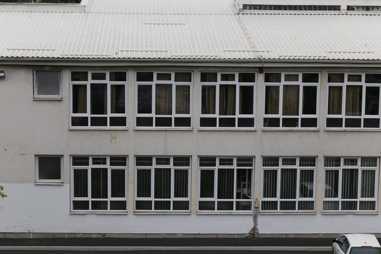 BiH: Učenik u OŠ Lukavac pucao na nastavnika BiH: Učenik u OŠ Lukavac pucao na nastavnika