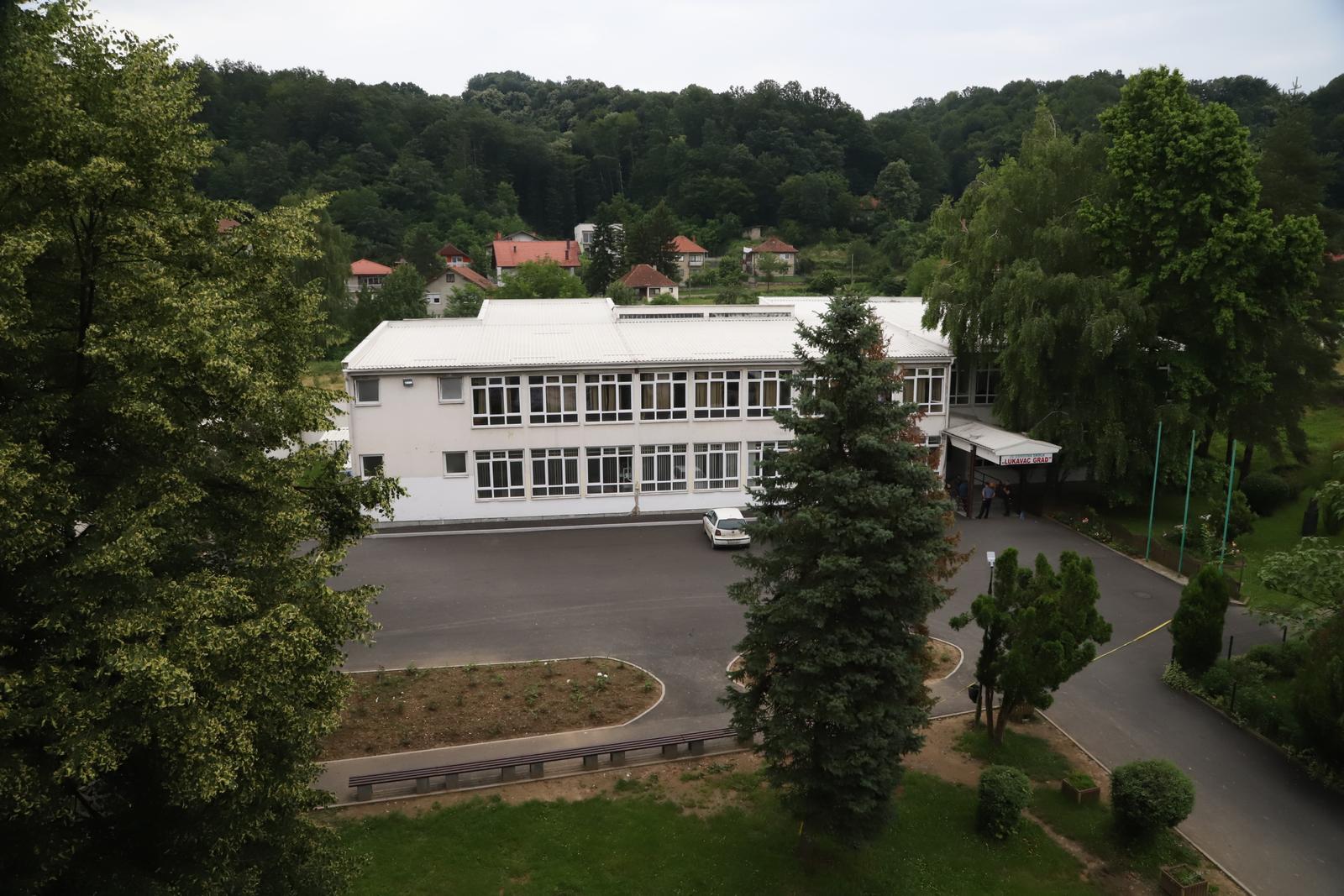 BiH: Učenik upucao nastavnika u školi kod Tuzle, uhićen je BiH: Učenik upucao nastavnika u školi kod Tuzle, uhićen je