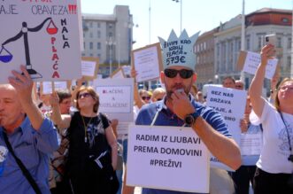 U Zagrebu počeo mirni prosvjed Sindikata državnih i lokalnih službenika i namještenika