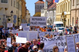 U Zagrebu počeo mirni prosvjed Sindikata državnih i lokalnih službenika i namještenika