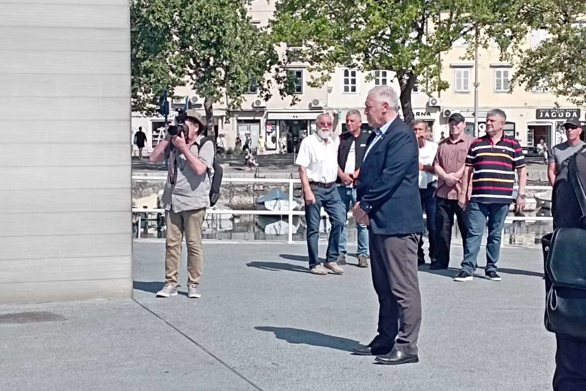 Položeni-vijenci-u-povodu-32.-obljetnice-osnutka-111.-brigade-2 Položeni-vijenci-u-povodu-32.-obljetnice-osnutka-111.-brigade-2