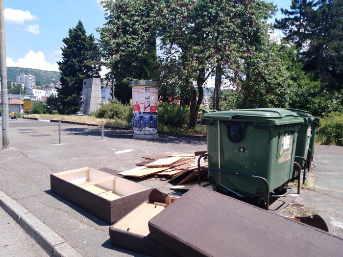 smeće-kod-spomenika