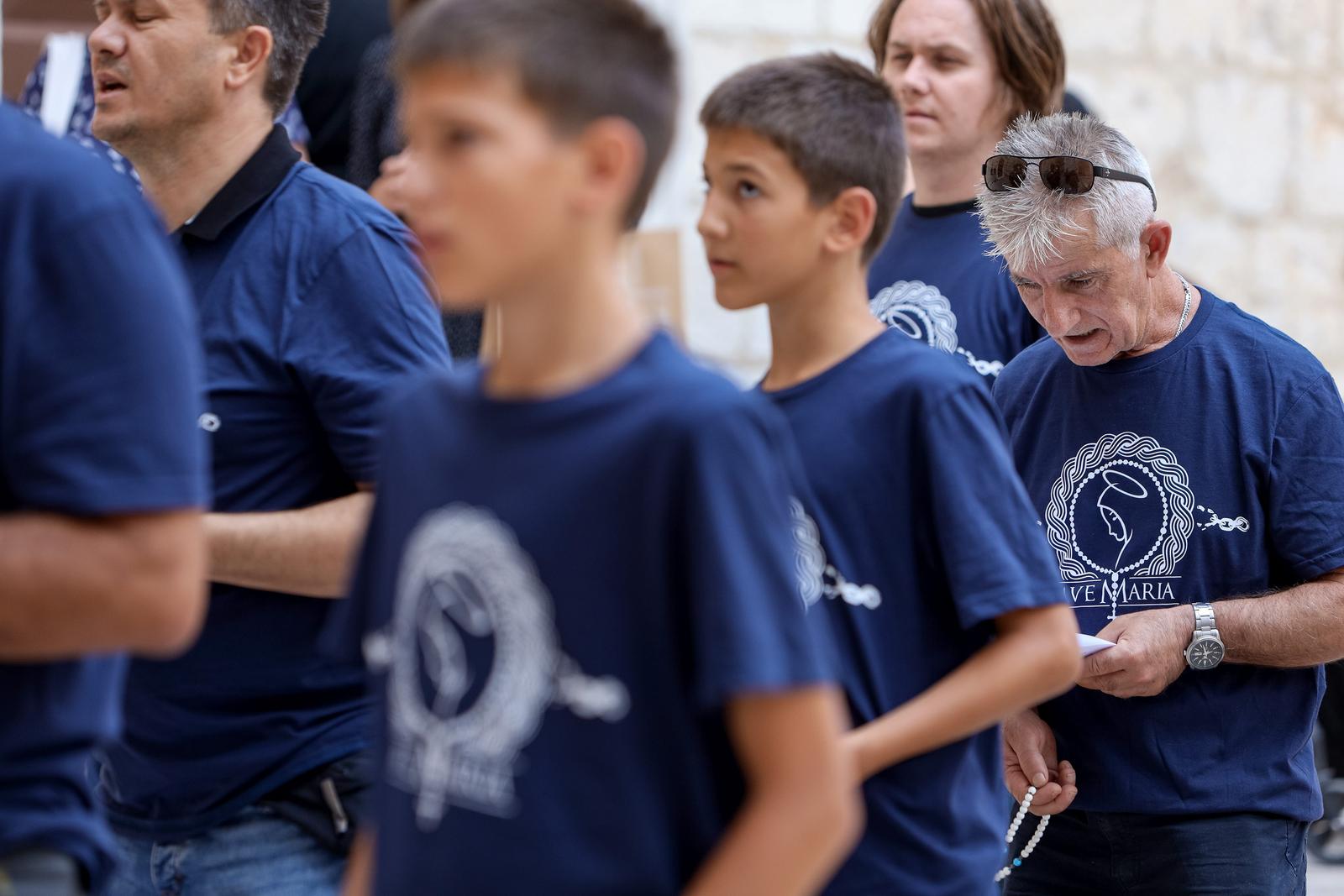 Zadar: Molitelji ispred katedrale sv. Stošije Zadar: Molitelji ispred katedrale sv. Stošije