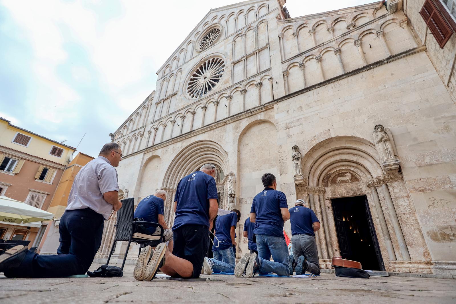 Zadar: Molitelji ispred katedrale sv. Stošije Zadar: Molitelji ispred katedrale sv. Stošije