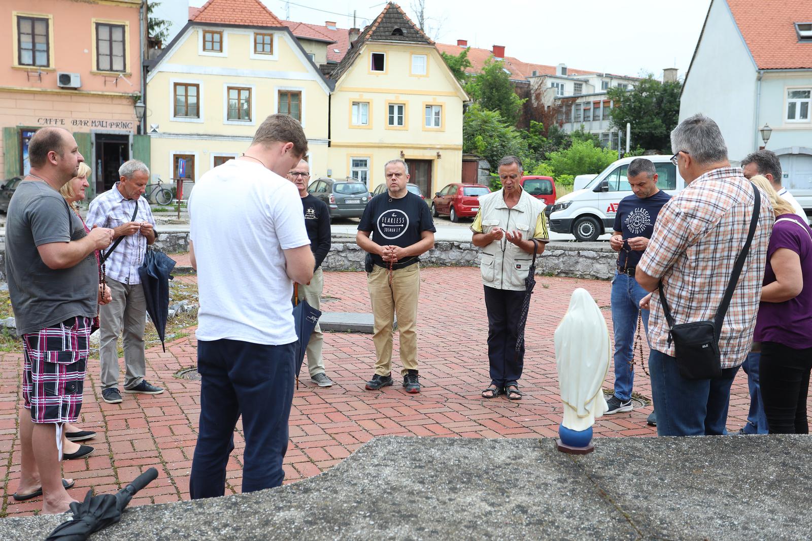 Karlovac: Mukarci molili krunicu Karlovac: Mukarci molili krunicu