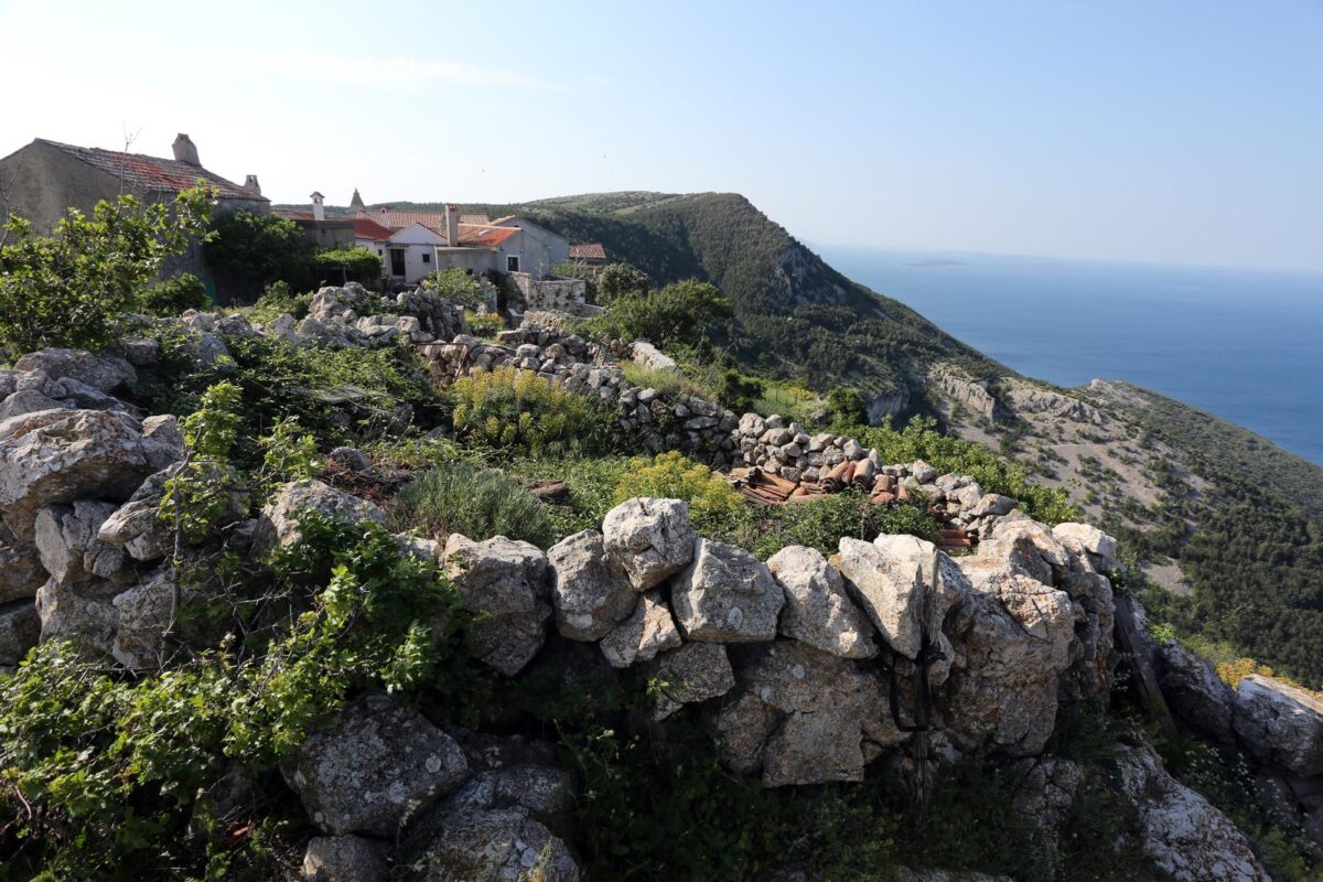 Selo Lubenice nalazi se na visokoj klisuri nad morem, na zapadnoj obali Cresa