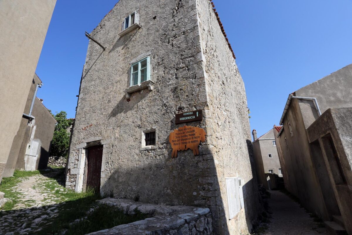 Selo Lubenice nalazi se na visokoj klisuri nad morem, na zapadnoj obali Cresa