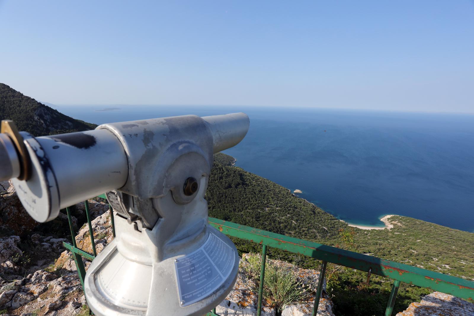 Selo Lubenice nalazi se na visokoj klisuri nad morem, na zapadnoj obali Cresa
