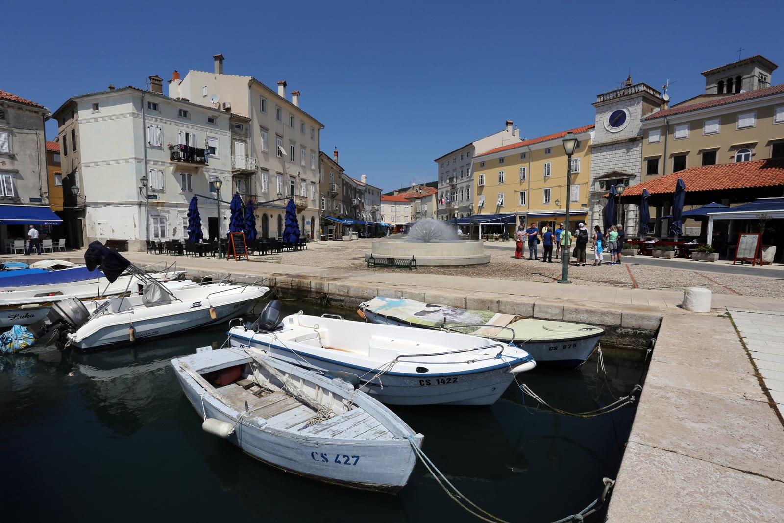 Grad Cres na otoku Cresu