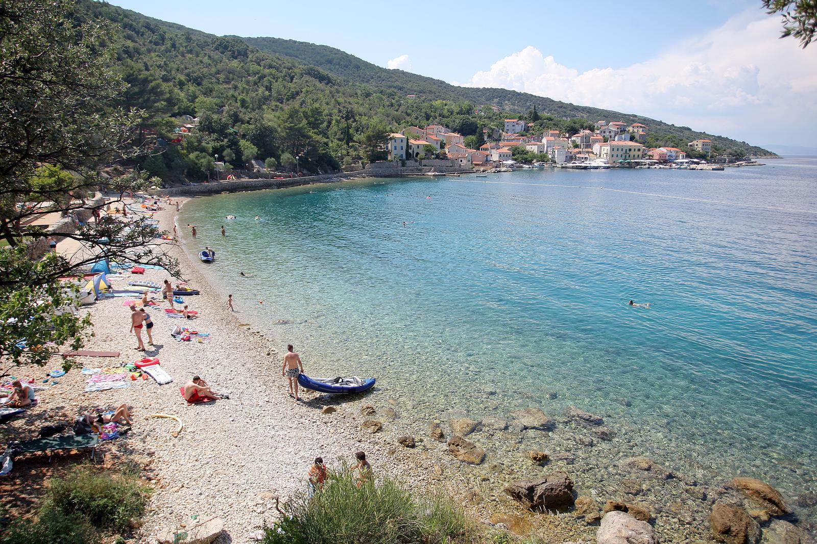 Valun: Pogled na grad Valun s oblinje plae
