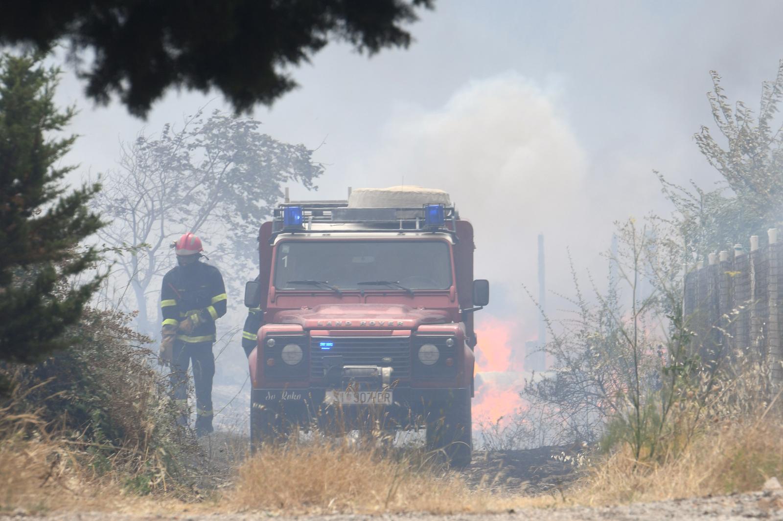 Jak vjetar otežava gašenje požara koji je planuo kod Grebaštice, kanaderi i air tractori u akciji, evakuiraju se stanovnici Jak vjetar otežava gašenje požara koji je planuo kod Grebaštice, kanaderi i air tractori u akciji, evakuiraju se stanovnici