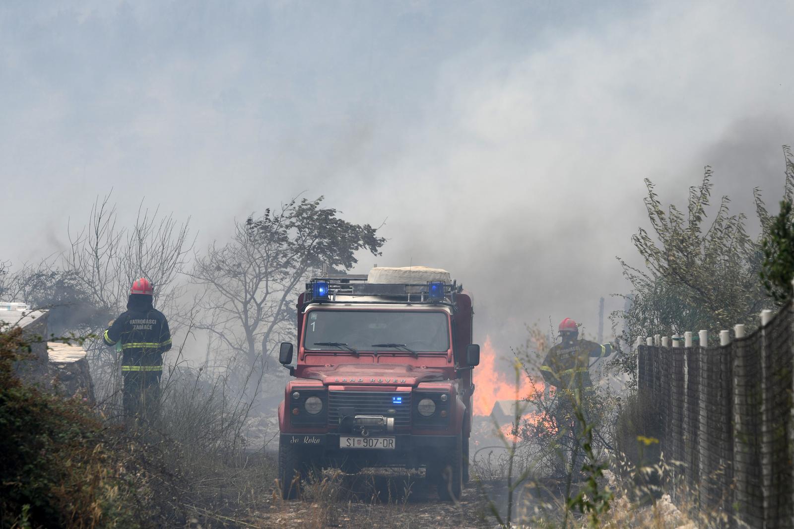 Jak vjetar otežava gašenje požara koji je planuo kod Grebaštice, kanaderi i air tractori u akciji, evakuiraju se stanovnici Jak vjetar otežava gašenje požara koji je planuo kod Grebaštice, kanaderi i air tractori u akciji, evakuiraju se stanovnici