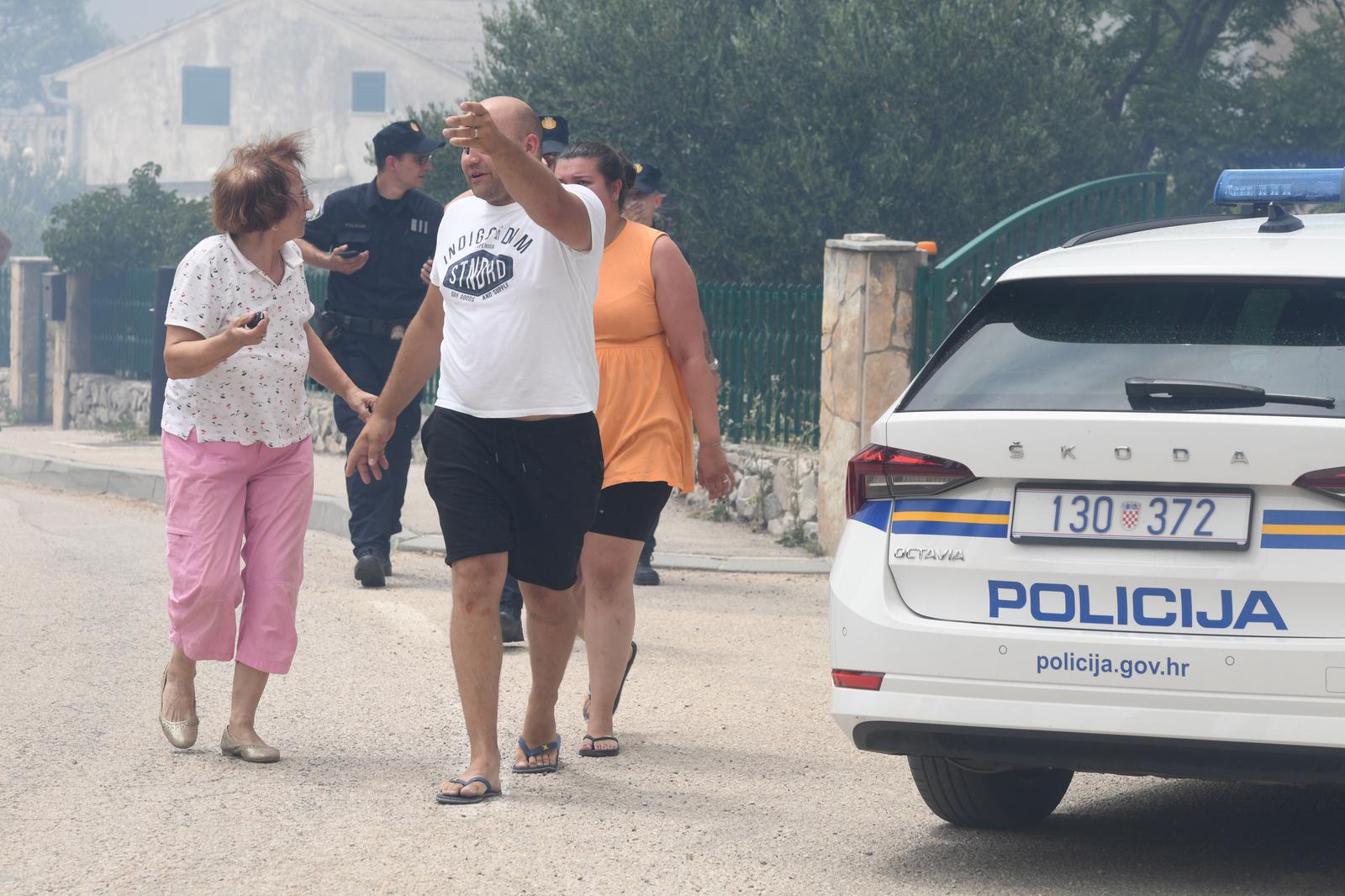Jak vjetar otežava gašenje požara koji je planuo kod Grebaštice, kanaderi i air tractori u akciji, evakuiraju se stanovnici Jak vjetar otežava gašenje požara koji je planuo kod Grebaštice, kanaderi i air tractori u akciji, evakuiraju se stanovnici