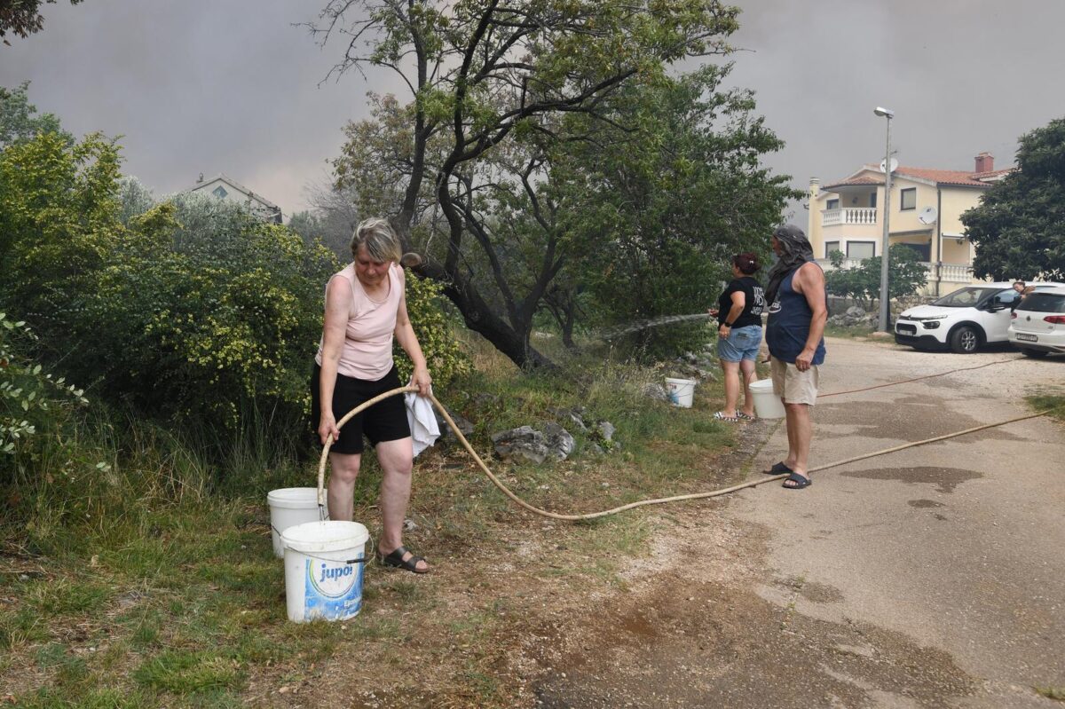 Jak vjetar otežava gašenje požara koji je planuo kod Grebaštice, kanaderi i air tractori u akciji, evakuiraju se stanovnici