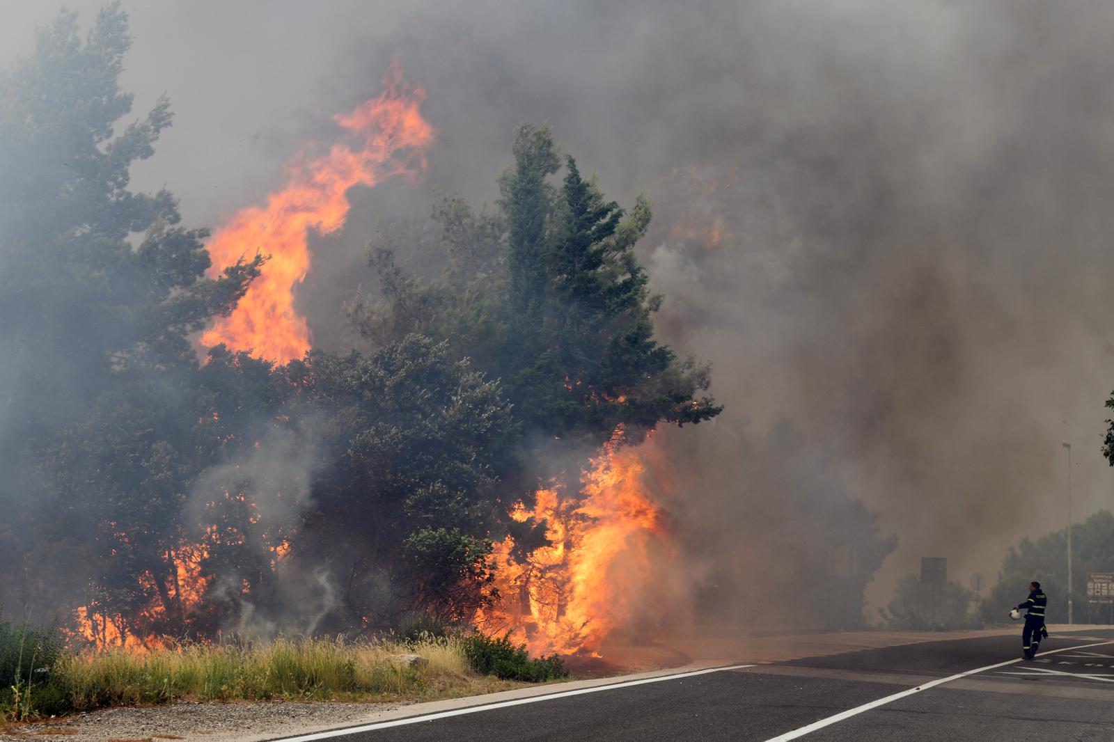 Jak vjetar otežava gašenje požara koji je planuo kod Grebaštice, kanaderi i air tractori u akciji, evakuiraju se stanovnici Jak vjetar otežava gašenje požara koji je planuo kod Grebaštice, kanaderi i air tractori u akciji, evakuiraju se stanovnici