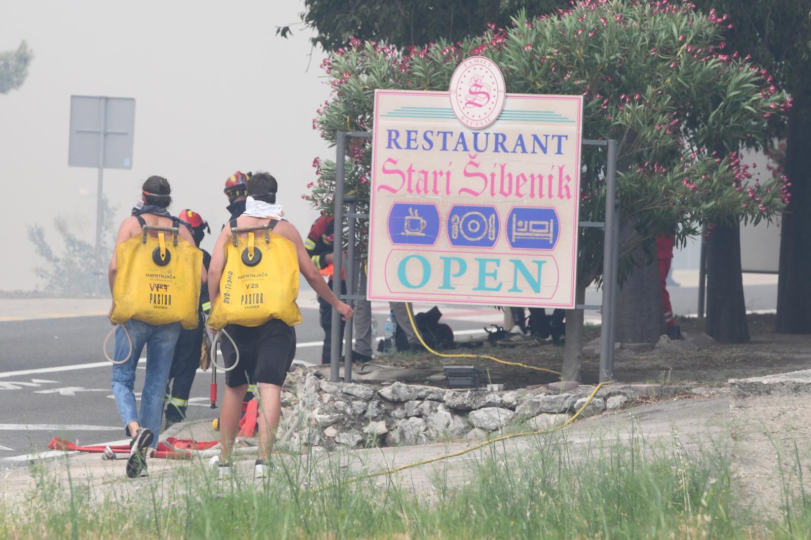 Jak vjetar otežava gašenje požara koji je planuo kod Grebaštice, kanaderi i air tractori u akciji, evakuiraju se stanovnici Jak vjetar otežava gašenje požara koji je planuo kod Grebaštice, kanaderi i air tractori u akciji, evakuiraju se stanovnici