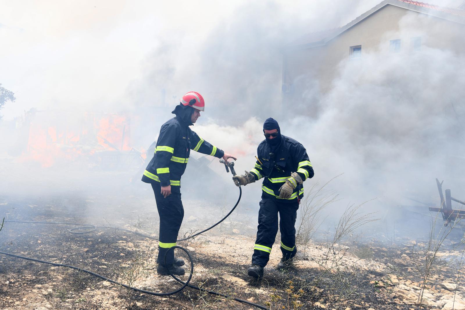 Jak vjetar otežava gašenje požara koji je planuo kod Grebaštice, kanaderi i air tractori u akciji, evakuiraju se stanovnici Jak vjetar otežava gašenje požara koji je planuo kod Grebaštice, kanaderi i air tractori u akciji, evakuiraju se stanovnici