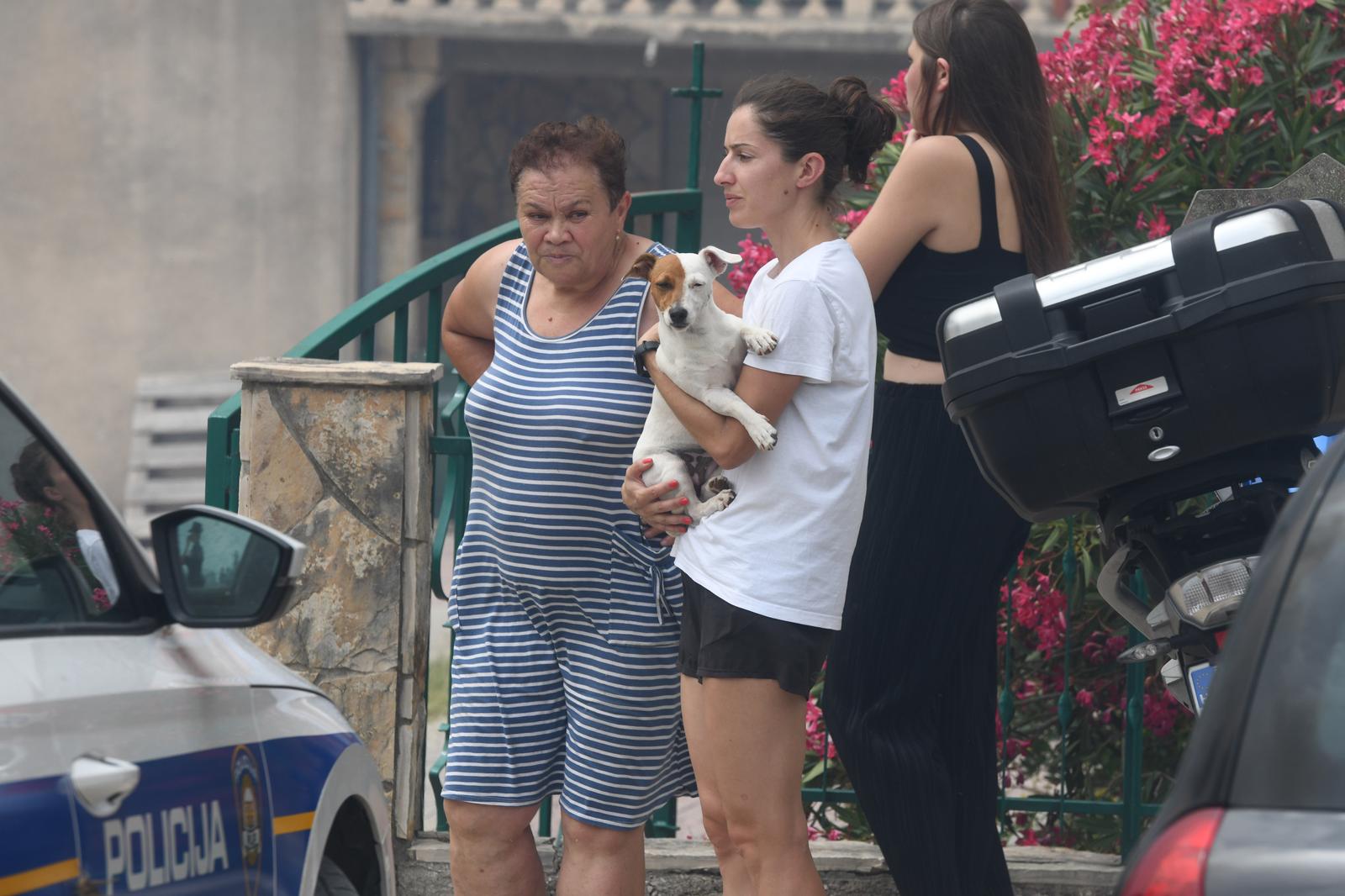 Jak vjetar otežava gašenje požara koji je planuo kod Grebaštice, kanaderi i air tractori u akciji, evakuiraju se stanovnici Jak vjetar otežava gašenje požara koji je planuo kod Grebaštice, kanaderi i air tractori u akciji, evakuiraju se stanovnici