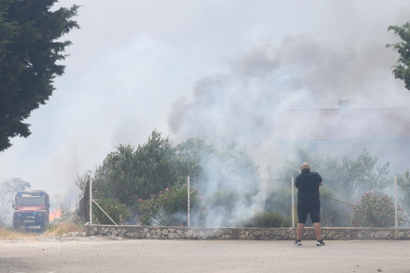Jak vjetar otežava gašenje požara koji je planuo kod Grebaštice, kanaderi i air tractori u akciji, evakuiraju se stanovnici Jak vjetar otežava gašenje požara koji je planuo kod Grebaštice, kanaderi i air tractori u akciji, evakuiraju se stanovnici