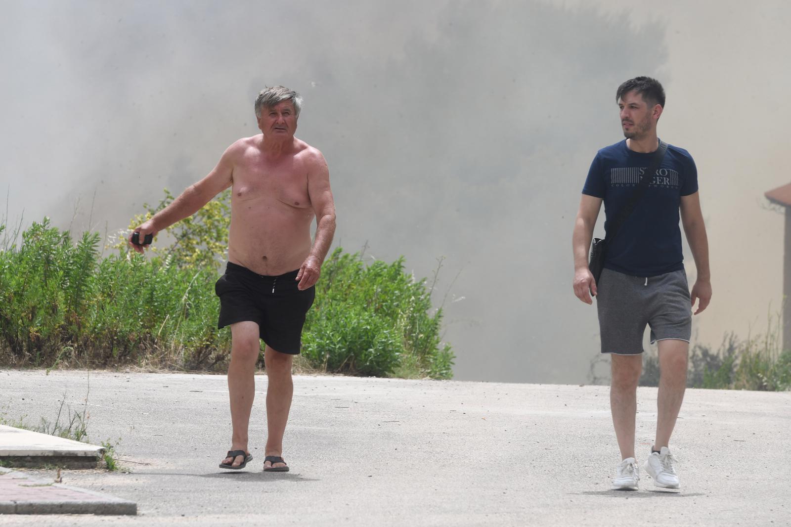 Jak vjetar otežava gašenje požara koji je planuo kod Grebaštice, kanaderi i air tractori u akciji, evakuiraju se stanovnici Jak vjetar otežava gašenje požara koji je planuo kod Grebaštice, kanaderi i air tractori u akciji, evakuiraju se stanovnici