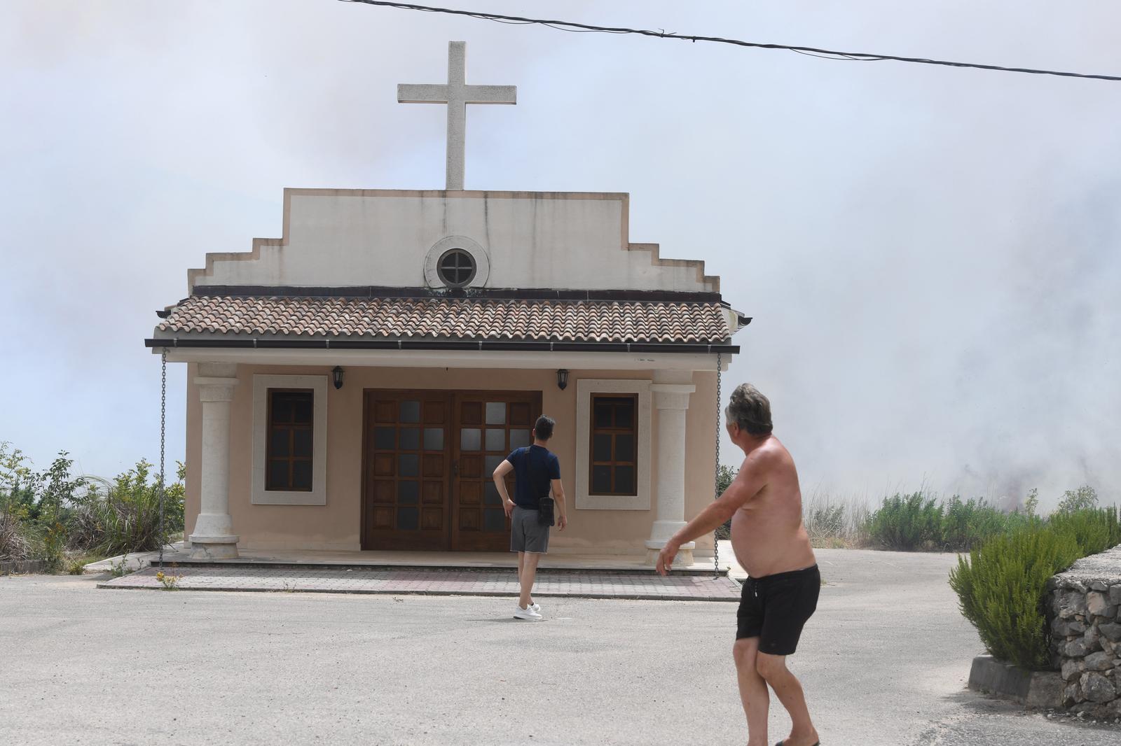 Jak vjetar otežava gašenje požara koji je planuo kod Grebaštice, kanaderi i air tractori u akciji, evakuiraju se stanovnici Jak vjetar otežava gašenje požara koji je planuo kod Grebaštice, kanaderi i air tractori u akciji, evakuiraju se stanovnici