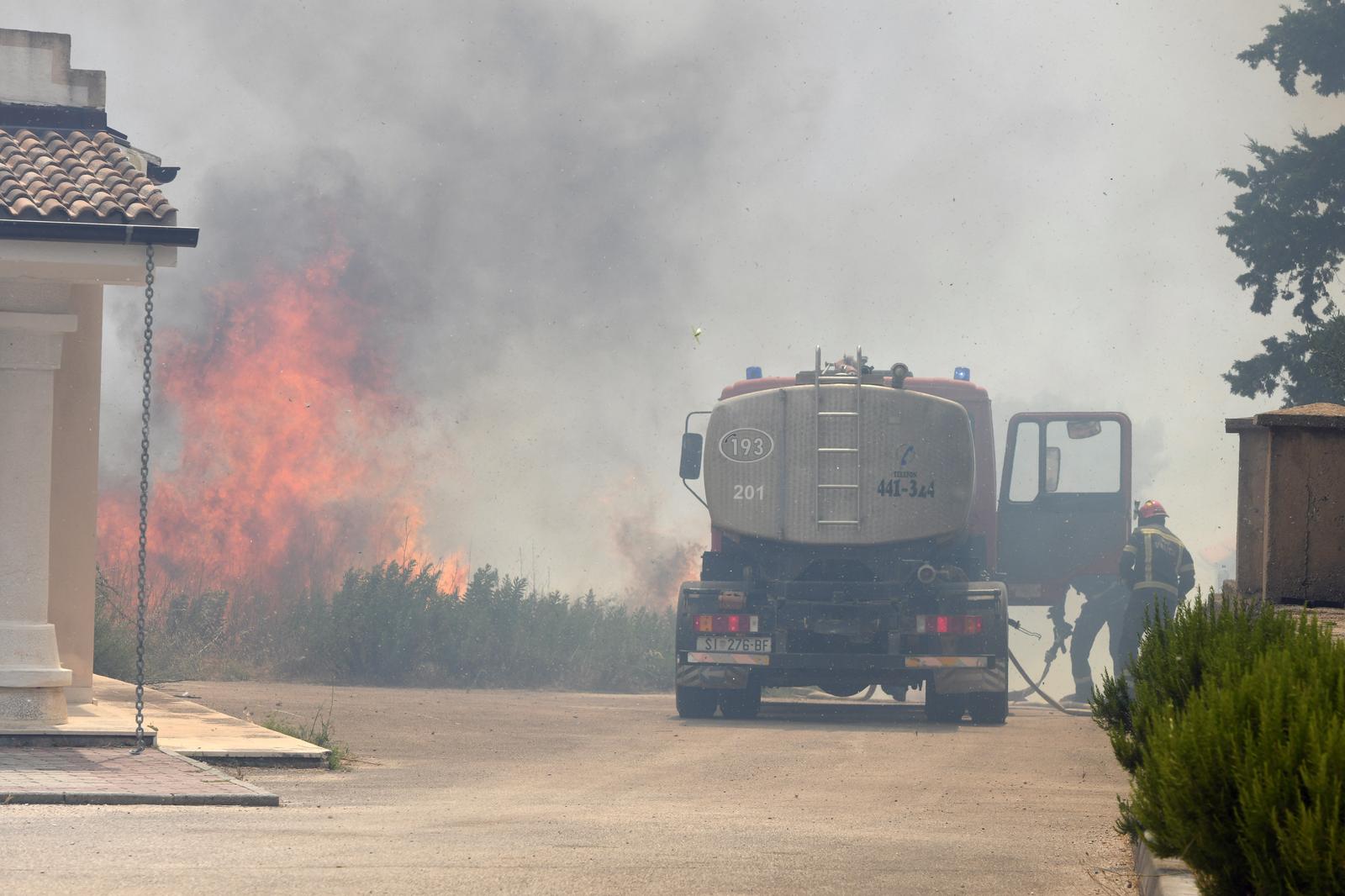 Jak vjetar otežava gašenje požara koji je planuo kod Grebaštice, kanaderi i air tractori u akciji, evakuiraju se stanovnici Jak vjetar otežava gašenje požara koji je planuo kod Grebaštice, kanaderi i air tractori u akciji, evakuiraju se stanovnici